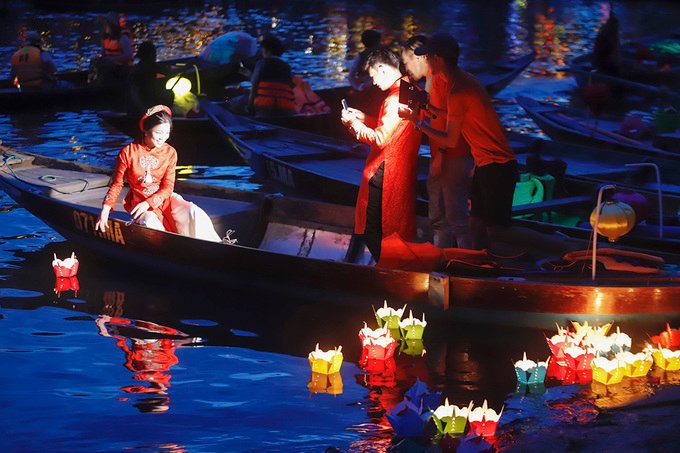 dạo thuyền sông thu bồn thả đèn hoa đăng - phố cổ hội an